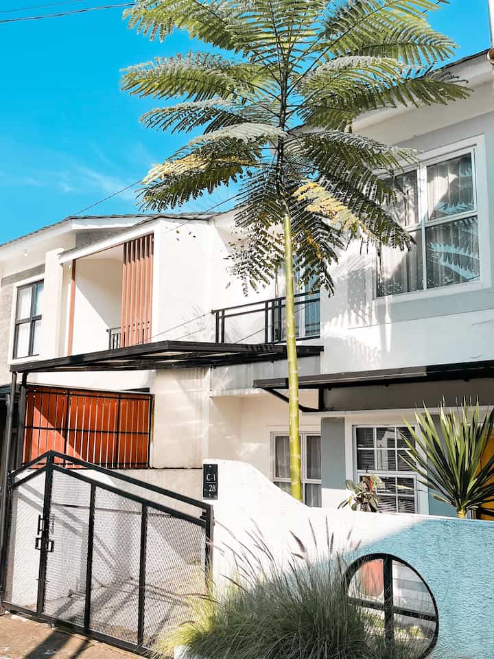 Memilih tempat tinggal untuk huni adalah banyak sekali pertimbangan , untuk rumah alfa sendiri rumah di atas bukit dengan di kelilingi pegunugan merupakan salah satu alasan kenapa memilih rumah alfa ini . Walupun rumah alfa di bangun oleh developer tapi step by step nya sllu kita pertimbangkan desig nya . Step by step befor after akan menjadi kenangan manis terserndiri untuk rumah alfa . #FasadRumahminimalis #catdindingrumah #MiniHouseTour #Ceritarumahkamu #CatLuarrumah