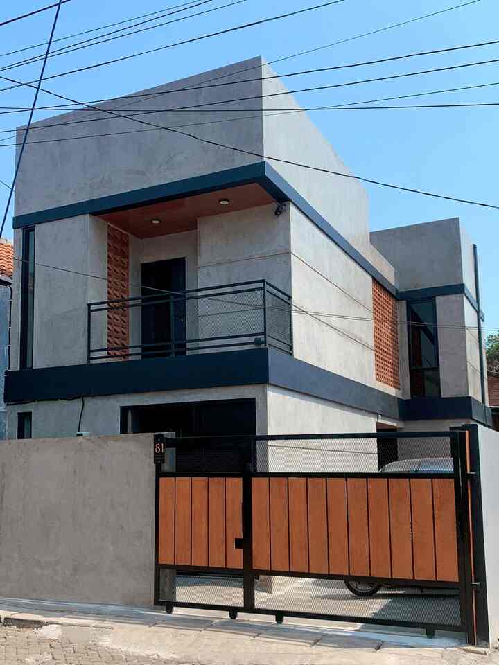 Bagian fasad rumah kami dengan desain industrial yang simpel, bentuknya hanya kotak seperti namanya - 𝙠𝙖𝙨𝙩𝙚𝙣𝙝𝙖𝙪𝙨, yang artinya rumah kotak dalam bahasa Jerman.
.
Nggak banyak ornamen ini itu demi menekan budget. Dinding menggunakan acian semen ekspos dengan roster terracota untuk sirkulasi udara.
.
Dengan lebar bangunan hanya 4 meter, yang biasanya area carport dan teras ada di depan rumah, kami memilih menempatkan di bagian samping rumah.

#fasad #fasadrumah #fasadrumahminimalis #facade #desainfasad #desainfasadrumah #desainrumahindustrial #rumahindustrial #idefasad #rumahkotak #semenekspos #fasadindustrial