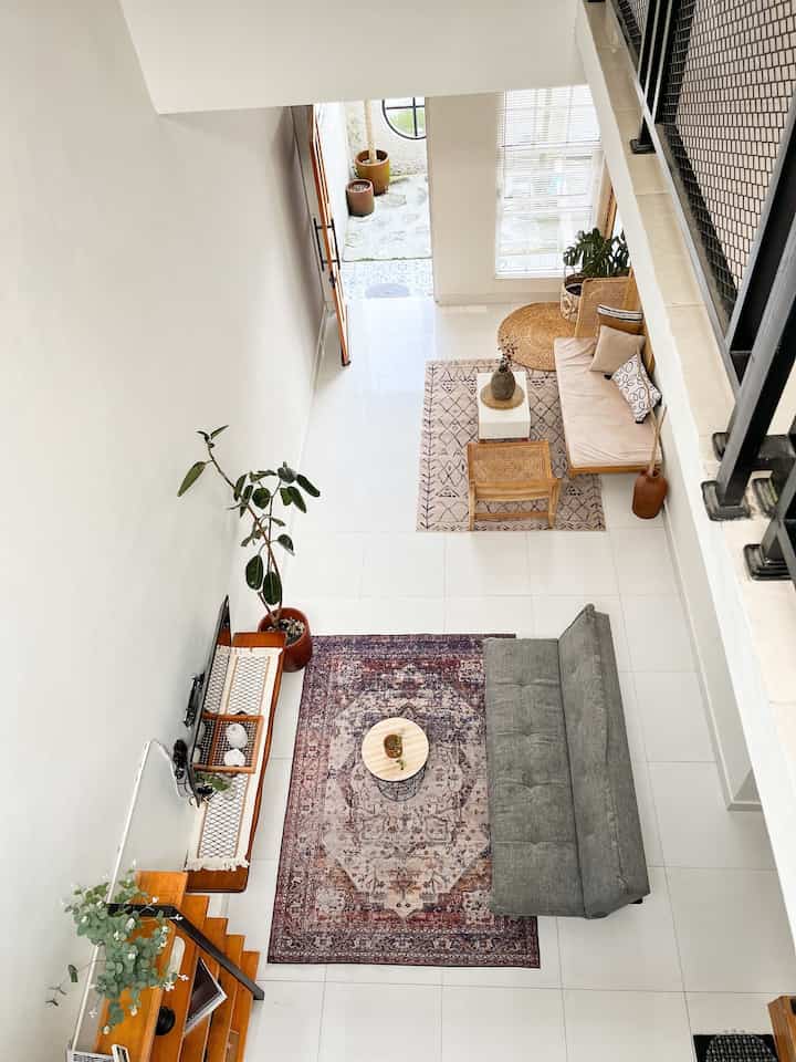 Serba serbi rumah yg punya konsep mezanine 🩵

#livinvroom #voidrumah #mezaninedesign #lampugantungminimalis #mezanineconcept #livingroomdecor #tamanindor #livingroomjapandi 