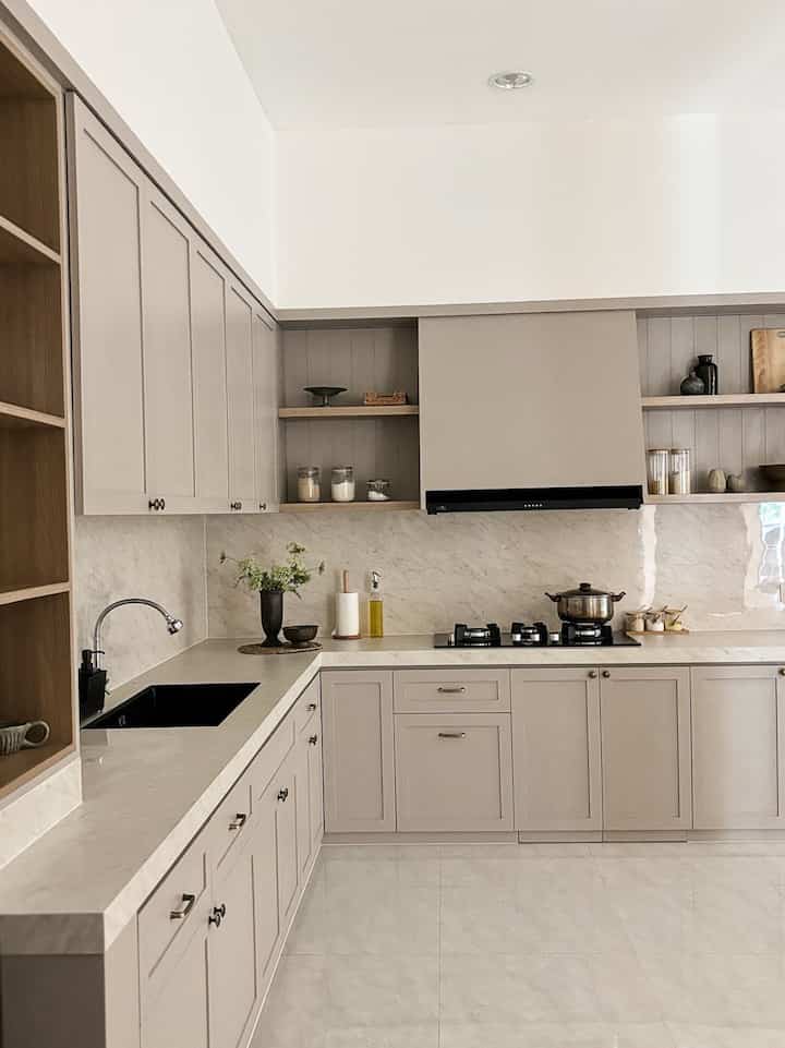 Setuju sekali sama yang bilang cari rumah itu susah-susah gampang, tapi kalau memang sudah jodoh ga akan kemana ☺️.
Cari kesana kesini, akhirnya aku berjodoh dengan rumah yang berada di kompleks aku tinggal sejak kecil. Rumah second bekas kost-kost an yang kami rombak untuk menjadi our so called dream home. The journey to turn this house into a home is not done yet, in fact, it is still a long process. But we are not complaining and enjoying every step of the way.
#minihousetour #ceritarumahku #warnacatrumah #kitchensetminimalis