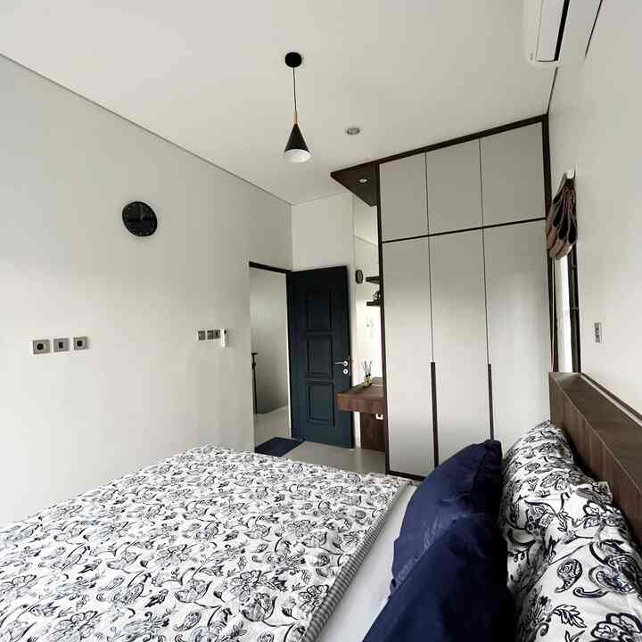 Salah satu tempat ternyaman di rumah ini yaitu kamar utama. 

Biasanya untuk styling aku lebih sering mengganti bed sheet, penataan pada meja rias untuk merubah item dekorasi yang sudah ada. Suasana bisa berubah 80%. 

#WarnaCatRumah #WallpaperDinding #KamarMinimalisModern #MiniHouseTour  #CeritaRumahku