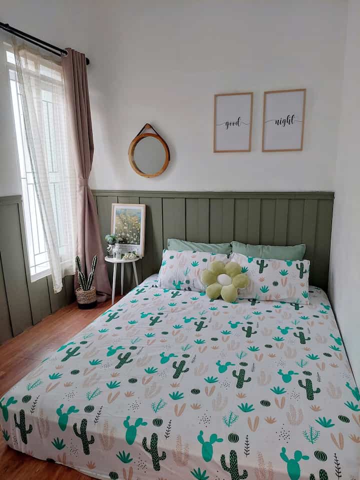 Perjalanan Rumahku 🏡

Dulu sering banget denger orang lain bilang kalau rumah itu jodoh - jodohan. Sekarang baru ngerti bahwa ungkapan itu ternyata bener banget. Karena proses dalam pencarian rumah itu tidak mudah, banyak hal yang harus dilakukan dari mulai menentukan lokasi rumah yang ingin dihuni, survei tempat, survei developer, cari tahu tentang kondisi lingkungan dan sekitarnya, butuh proses yang cukup panjang.

Begitu juga dengan proses kami dengan rumah mungil ini. Tujuan utama kami ingin memiliki rumah ditempat yang agak jauh dari keramaian dan jauh dari kebisingan, namun tidak terlalu jauh dari kota. Untungnya kami seperti dijodohkan dengan rumah kami ini. Dari segi lingkungan, jarak ke tempat kerja, budget, dan lingkungan yang cukup dekat dengan kota serta sarana pendidikan, menjadikan kami merasa cukup beruntung menemukan lokasi rumah diperumahan ini.

Walau luas tanah dan bangunannya tidak terlalu besar, namun menurut kami rumah kami cukup nyaman dan selalu menjadi tempat utama untuk kami sebagai tempat penuh kenangan dan cerita perjalanan kami.

Gimana dengan cerita perjalanan rumah kalian?

#KamarMinimalis
#RuangBaca
#RuangKeluarga
#DapurMinimalis
#WallpaperDinding
#WallpaperEstetik
#WarnaCatRumah
#Cat
#KitchenSetMinimalis
#WalldecoMinimalis
#BeanBag
#KasurLipat
#MejaTv
#LemariTv
#MiniHouseTour
#CeritaRumahku