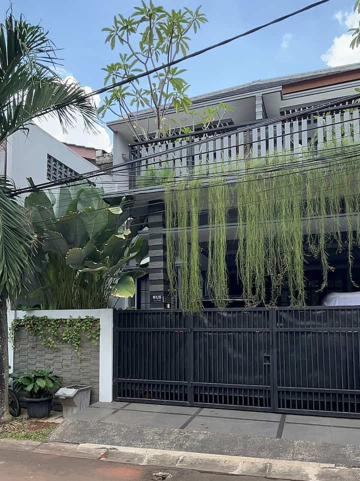 

Survey rumah yang sudah di lakukan dari tahun 2008 dan di stop di karenakan hamil, dan dari survey tersebut banyak yang jadi bahan pertimbangan selain keamanan, fasilitas serta sekolah lain nya itu pertimbangan keluarga atau saudara yang juga banyak bertempat tinggal di area tangsel.

Di tahun 2009 setelah anak kami lahir secara tidak sengaja suami cek perumahan yag tidak jauh dari yang kami tinggali dan ternyata ada beberapa rumah yang cocok follow up negoisasi deal double kebahagian di tahun itu dapat anak dan rumah allhamdulilah.



#CatRumahMinimalis
#CatRuangTamu
#Cat
#MiniHouseTour
#CeritaRumahku
#Decorlowbudget
