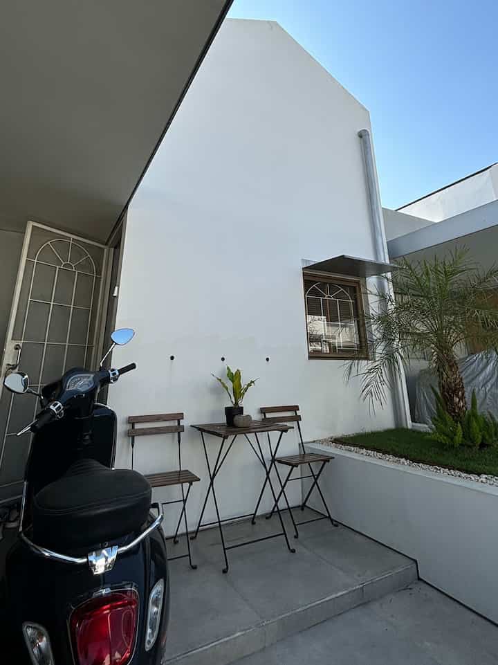 Memilih rumah pertama✨

Awal memilih rumah ini di tahun 2021, setalah pencarian panjang rumah akhirnya kita memutuskan untuk membeli rumah ini.. masih pada masa covid, setelah rumah ini jadi kita juga mengubah lahan belakang yang awalnya lahan kosong kita jadikan 4 area, kitchen, dinning area, mushola dan laundry room.

semoga menginspirasi🤍

#MiniHouseTour
#CeritaRumahku
#awalpunyarumah #rumahpasutri #scandinavianhome #hometour #homeinspo