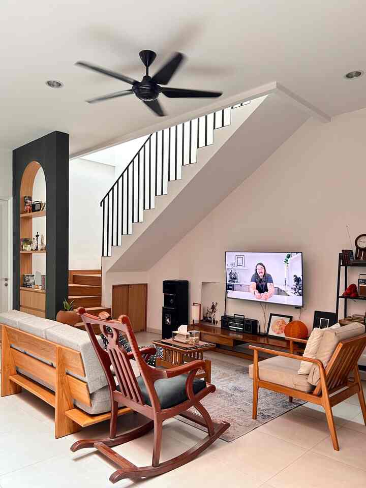 Perjalanan menuju rumah impian kami dimulai saat keputusan ingin berkeluarga. Karena ini rumah pertama kami yang dibangun dengan hasil kerja selama bertahun tahun, layout dan konsep kami pikirkan dengan matang sehingga masih masuk budget.

Memang yang khas dari rumah kami adalah beberapa penggunaan furniture bekas dari orangtua yang masih bagus dan juga display vintage koleksi suami.
Untuk ruang lainnya kami isi dan dekor sesuai fungsi dahulu, barang dekorasi sebagai pelengkap dan estetika.

Perkembangannya perlahan namun pasti, sedikit demi sedikit setiap ruangan bertumbuh sesuai kebutuhan dan kepribadian kami.

#RumahMinimalis #Sofajapandi #KitchensetMinimalis #DapurModern #RumahTropis #MejaKayu #KursiKayu #RuangKerja #HomeOffice #Masterbedroom #KamarMinimalis #Furnitureantik #MiniHouseTour #CeritaRumahku