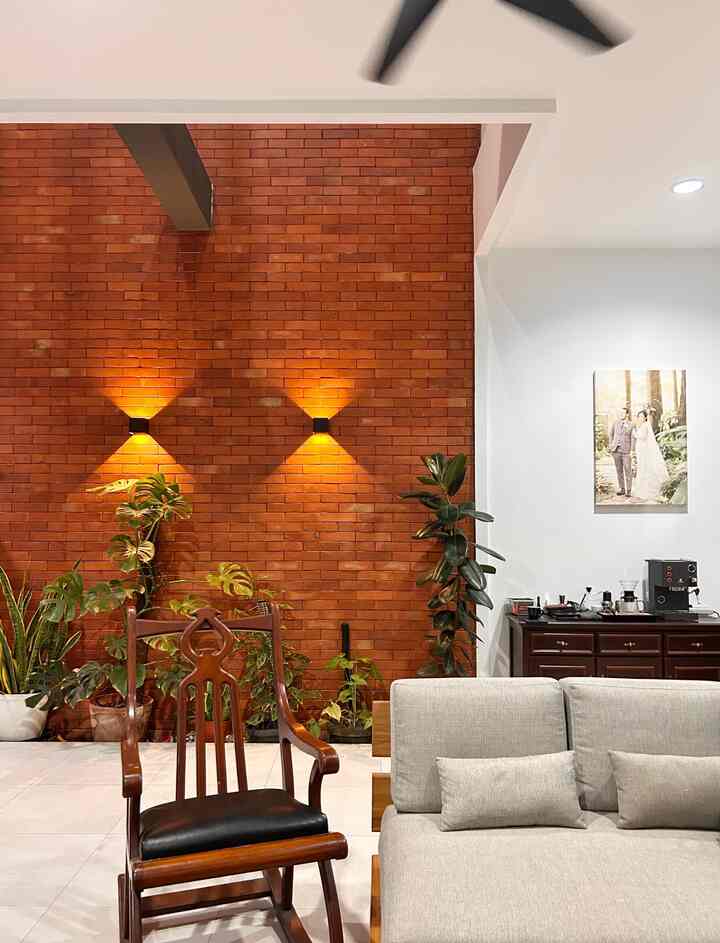 Taman di dalam rumah ini merupakan bagian focal point di rumah kami. Masih belum puas dengan kombinasi tanamannya karena masih coba coba tanaman yang cocok di posisi ini. 
Aksen batu bata dengan warna natural membawa kesan outdoor dan alam yang menyatu ke dalam rumah. 
Area ini merupakan sumber masuknya cahaya matahari dan sirkulasi udara yang utama, sehingga tidak perlu ac dan lampu di siang hari.

#Indoorgarden #Dindingbata #Batatempel #LivingRoom #Tropicalhouse #RumahTropis #TanamanTropis #Skylight #Turuslumut #Naturallight