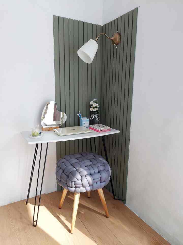 Ruang Kerja “Work From Home” 💻

Disudut ruang rumah, kami berinisiatif untuk membuat ruang kerja kami untuk “work from home”. Ruang kerja berukuran 1m x 1m ini kami buat disudut rumah yang hanya sebuah sisa ruang disisi ruang tamu.

Walau mungil, tapi ruang kerja ini sangat bermanfaat sekali bagi kami. Dan kami sengaja memilih ruang kerja yang memang letaknya dekat dengan jendela agar sinmat atau cahaya matahari dapat masuk kedalam.

Kalau ruang kerja kalian gimana?😊

#WallpaperDinding
#CatRumah
#RuangWFH
#Stool
#MejaKerja
#BattenWall
#LampuDindingIKEA
#LantaiVinyl
#RuangBelajar
#SudutRuang
#RuangKerja