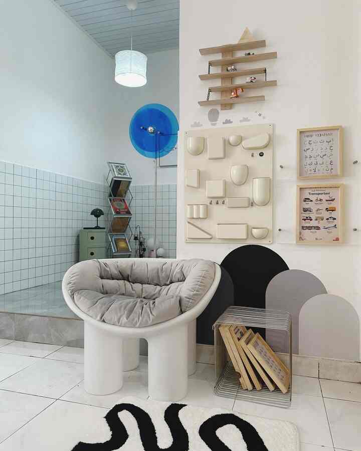 Ruangan belajar anak. Simpel dan menarik di salah satu sudut rumah. Dengan nuansa natural menambah kesan hangat. Furniture kursi curvy unik dan lucu serta bantalan empuk membuat anak betah belajar dengan dekorasi poster edukasi, wall pocket serbaguna untuk menyimpan alat belajar dan rak susun dengan berbagai mainan mobil kayu. #ruangbelajaranak