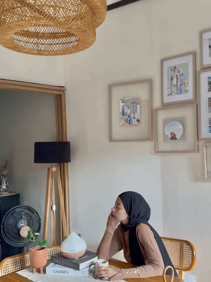 PearlHouse 
Dari awal aku pindah ke rumah ini, udah banyak banget perubahan interior yang aku lakukan, perubahan yang paling terasa di bagian dapur.
Sesuka itu aku dengan dapurku sekarang walau rumahku masih jauh dari aku mau, tapi sudah sangatlah nyaman untuk aku berkegiatan. Semoga kedepan nya rumahku semakin seperti yang aku mau ✨

#minihousetour 
#ceritarumahku
#dapurestetik
#tamanbelakang
#floatingframe 
#diffuser
#terracotapot
#dummybook