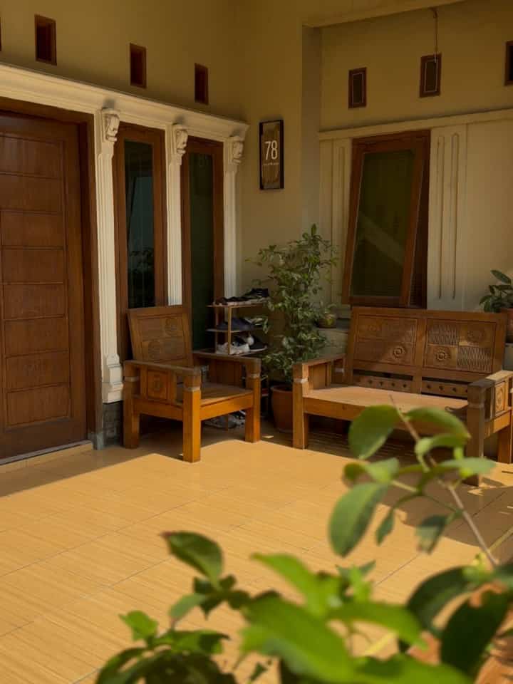 Ini teras depan rumahku, bagian samping rumah terdapat teras tempat kami sekeluarga bersantai di pagi atau pun malam hari ✨ 


#terasrumah
#fasadrumah
#garasirumah
#futniturekayu
#tamandepan
#nomorrumah
#rasepatu