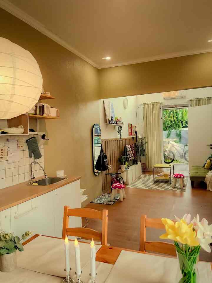 Memiliki rumah tentu menjadi impian setiap pasangan. Perjalanan kami menemukan rumah yang kami tempati saat ini butuh waktu yang cukup lama sekitar ditahun ke 4 pernikahan. 

Karena memiliki rumah berarti memiliki komitmen panjang, komitmen KPR belasan tahun, biaya listrik air, maintanance rumah dsb. Dan setiap rencana kami yakin Allah yang menuntun hati kami untuk yakin mengambil rumah ini. 

Kami mengambil rumah di sebuah cluster didaerah yang cukup jauh dari jakarta. Pertimbangan awalnya adalah harga nya yang cukup terjangkau dengan design dan kualitas bangunan yang baik, berada dikawasan yang cukup asri dengan banyak pepohonan dan fasilitas juga sudah sangat lengkap.

Setelah menempati kamipun bertahap mendekor rumah dan renovasi untuk membuat rumah kami semakin nyaman dan menarik. Menjadi tempat ternyaman untuk pulang dan bertumbuh bagi keluarga kami.

#tinyhouse #rumahcluster #kitchensetikea #kitchensetjapandi #knoxhultikea #lantaivynil #MiniHouseTour #CeritaRumahku