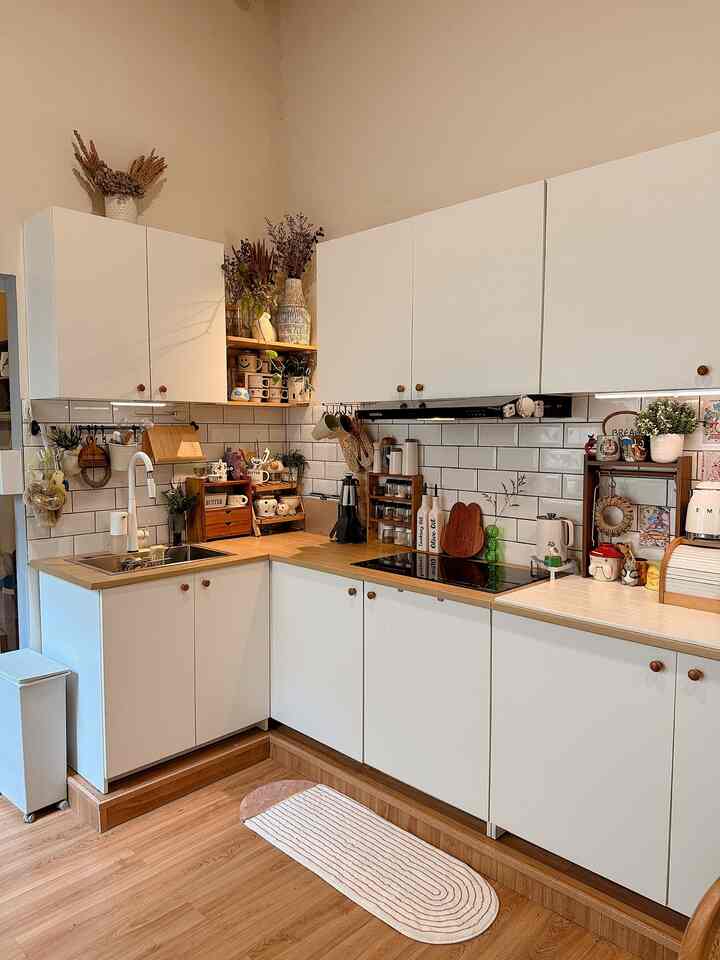 Rumah yang kami tinggali ini berjodoh gara2 temen suami beli rumah disini juga. Beli pas masih dalam bentuk brosur rumah, masih hamparan tanah. Karena developernya trusted Jadi bismilah aja. Alhamdulilah rumah pertama kami cepet pembangunannya. 

#MiniHouseTour  #CeritaRumahku #pagarwpc #pagarroaster #dapurikea #dapurminimalis #rumah120m #rumahcluster 