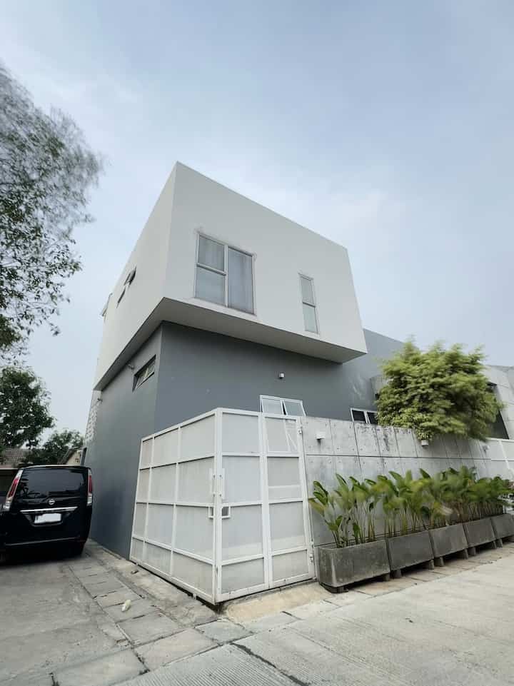 Apa yang ada di pikiran kamu jika mendengar rumah di sebelah pemakaman?

Takut? ngeri? pamali? Dan mungkin banyak lagi pemikiran negatif tentang ini. Iya jujur kami memang memilih membeli rumah ini (sebelum di renovasi) karena harga jual yang sangat terjangkau. Kami membeli rumah ini dari saudara, karena rumah ini tidak dihuni sehingga sayang jika terlantar. 

Bagi kami yang tidak sensitif akan isu mistis, mudah saja untuk mengabaikan semua pemikiran negatif orang lain. Lagipula, walau di sebelah pemakaman, lokasi komplek ini sangat strategis dengan sekolah anak, pusat perbelanjaan dan tentunya dekat dengan rumah orangtua juga. 

Yang orang lain gak tahu, rumah di hook sebelah pemakaman:

- ada tempat parkir untuk tamu
- akses masuk bisa dari depan dan samping
- bisa dibuat taman belakang dengan extra roster di samping dan pintu samping.
- udara segar mengalir sepanjang waktu
- cahaya matahari tidak terhalang oleh bangunan
- tidak khawatir hal-hal diatas akan hilang karena tidak akan dibangun bangunan permanen. 
- lebih mawas diri karena selalu diingatkan oleh kematian. 

Jadi dimanapun kita tinggal, syukuri dan nikmatilah. Love where you live 💙🩵

In frame: lokasi pemakaman umum ada di sebelah kiri (yang ada pohon pisang dan pepohonan lain) tertutup rapih oleh pagar. 

#fasad #fasadindustrial #rumahtropis #rumahindustrial #tamanrumah #minihousetour #CeritaRumahku
