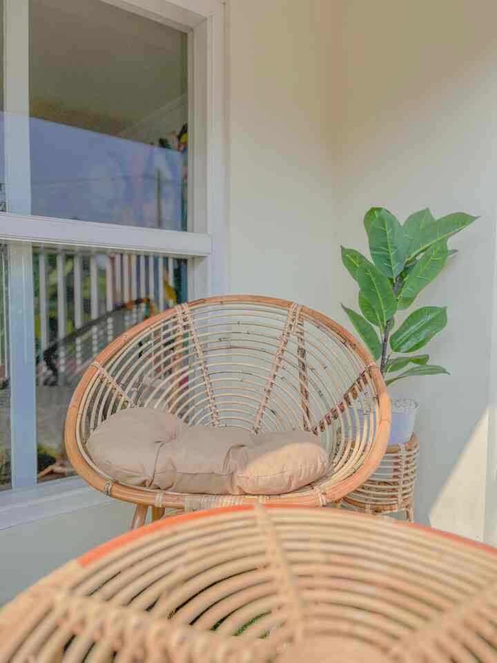 •Balkon di lantai Mezzanine ☘️✨

Pada lantai mezzanine ini terdapat balkon kecil untuk menghilangkan penat saat bekerja di ruang kerja di lantai mezzanine, 
Walaupun cukup kecil untuk bersantai juga. 

#Balkon #InspirasiBalkon #HomeInspo #RoomInspo #KursiAesthetic #IdeBalkon