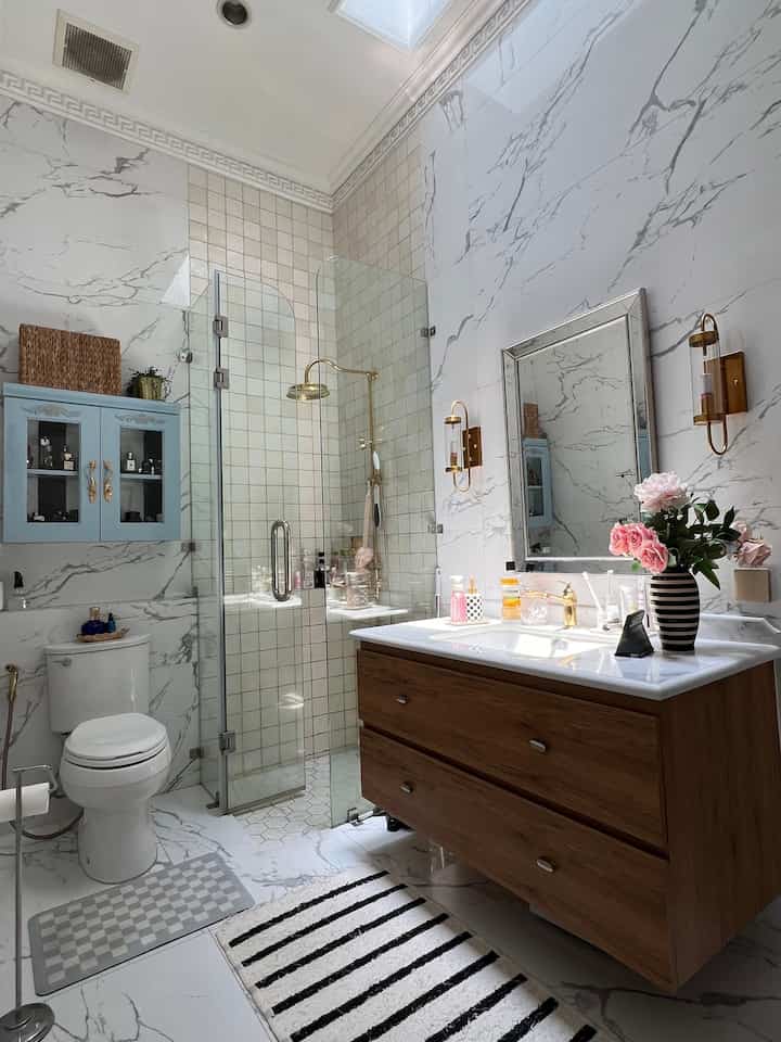 Biarkan sinar matahari masuk, membuat pengalaman mandi serasa menyatu dengan hangatnya cahaya alami. Ritual mandi menjadi relaksasi tersendiri setiap harinya.

#skylight
#kamarmandiutama
#timelesschicbathroom