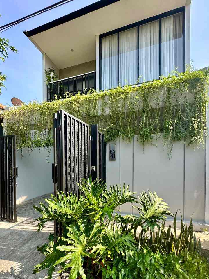 Rumah second yang kecil berubah jadi luas🤎

Awal kami membeli rumah ini, karena waktu itu mencari rumah yang sesuai budget saat awal menikah. Rezeki kami, ketemu rumah second yang dijual murah karena pemiliknya BU.

Bersabar menempati rumah second sambil menabung. Akhirnya di usia pernikahan ke 8 tahun kami memberanikan diri untuk merenovasi ulang bangunan lama ini. Semua kebutuhan ruangan kami sesuaikan dan maksimalkan fungsinya. 

Alhamdulillah sekarang rumah kecil ini menjadi tempat berkumpul bersama keluarga kecil kami 🤎

Rumah ini kami namakan rumah de Mahendra, rumah keluarga Mahendra 🤎

#WarnaCatRumah 
#MiniHouseTour
#CeritaRumahku
#RumahSecond
#RumahModernIndustrial
#Homedecor
#HomeInspiration
#LivingroomInspo
#SkylightInspiration
#HomeStyle