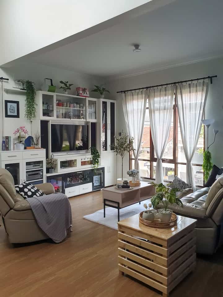 🔅私たちの家への旅🔅

結婚する前の2000年頃、夫は信用不良で問題を抱えていた家を引き継ぐ機会がありました。当時、この住宅団地はまだ建設の初期段階にありました。この住宅は、都市間の主要道路沿いにあり、有料道路にも近いため、非常に戦略的な立地です。

私たちは結婚してから今までに、4回の段階的なリフォームを行ってきました。 4 回目の改修はかなり大規模で、この家の多くのスペースが変更されました。一番印象に残っているのは、ついに鉢植えガーデン用の屋上を作ったことです。 

私にとって、家は家族と集まり、休むために帰る場所です。自分だけの快適な家を作りましょう💕🤗


#ミニハウスツアー #CeritaRumahku #Livingroom #KitchenSetMinimalis #SofaMinimalis #CatRumahMinimalis #WarnaCatRumah #WarnaCatRuangTamu #Cat 