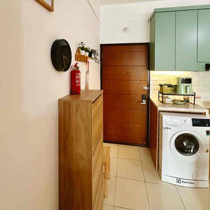 Selamat datang di #BubuApato! ✨✨

Area masuk yang super simple ini bakal jadi pemandangan pertama kalo kamu main kesini! 

Dibuat se-simple mungkin dengan ga banyak barang biar area keluar-masuknya lebih luas. Aku taruh bangku biar gampang buat buka atau pakai sepatu.🩵

Rak sepatu dengan 3 tingkat biar muat banyak dan ga lupa ada APAR biar gampang dilihat dan dicari kalo amit amiiiitttt ada apa-apa. 🫠🫠

#Raksepatu #Entrance #Apartemen #Areamasuk #jamdindingminimalis #raksepatuminimalis