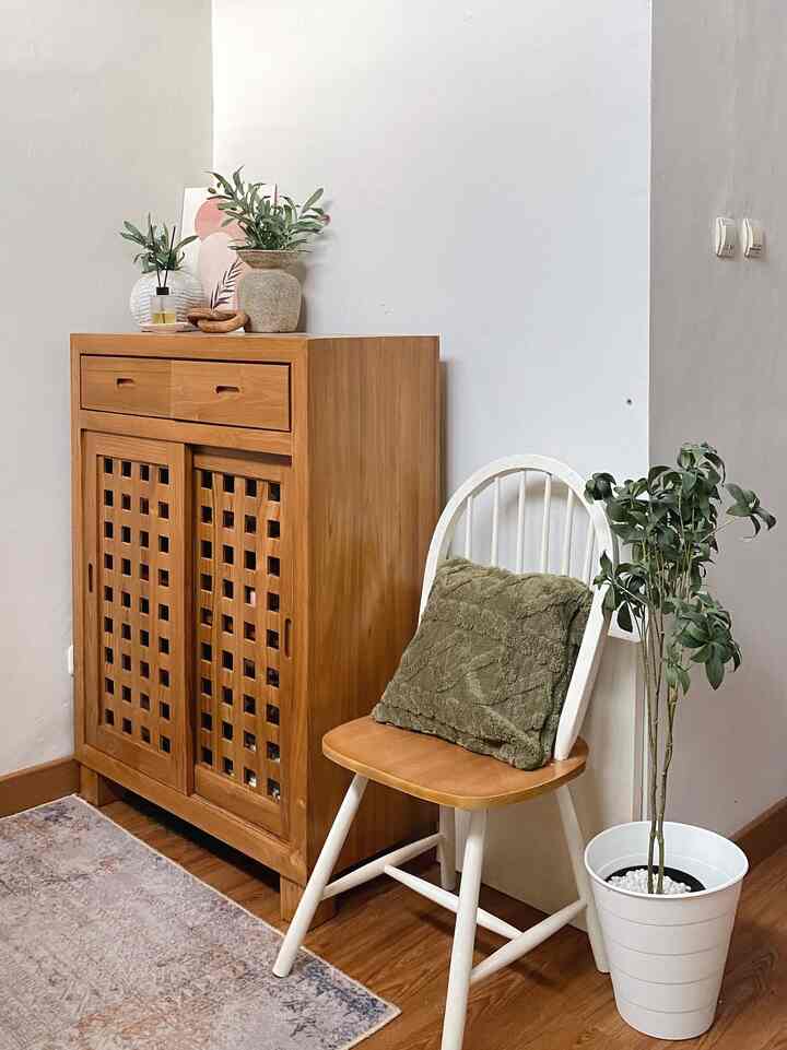 Sudut minimalis yang sering digunakan untuk sekedar santai saat ada waktu luang ☺️

#lemarikayu #mejafoyer #vas #kursikayu #sarungbantal #sudutminimalis #ruangsantai #inspirasirumah 