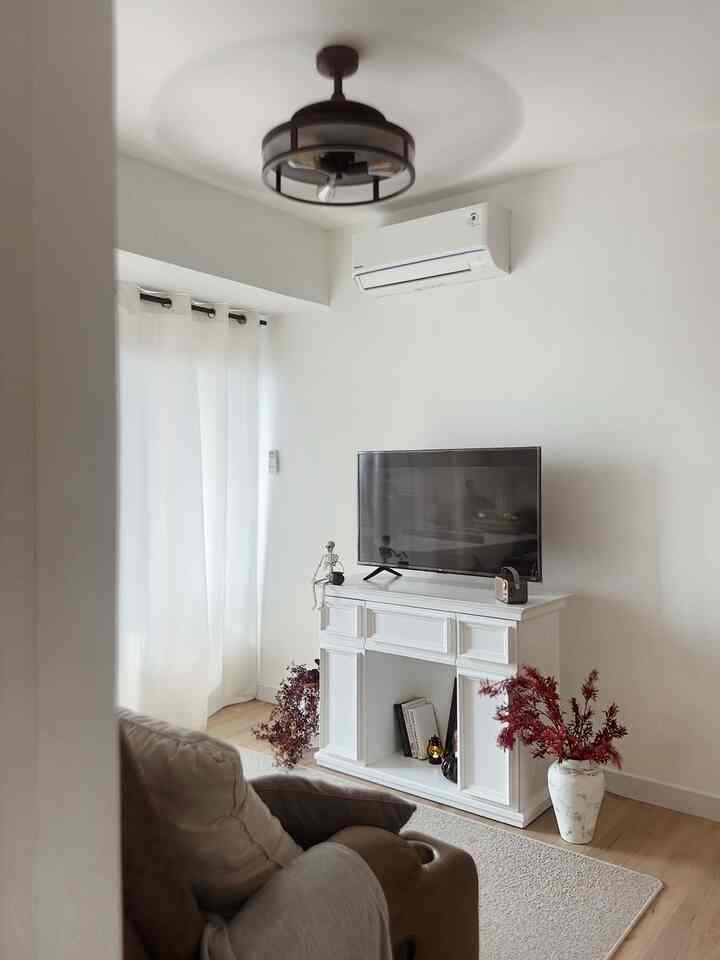 HALLOWEEN PARTY AT HOME✨

I decorated the living room with a touch of wine colors on a dried flowers to make a spooky poisonous vibes & Jack-O’Lantern LED for the lighting ambiences. And ofcourse there’s a cutie skully sitting on the fireplace!

Then we served so many spooky treats, such eyeballs jello in a skully head, halloween cookies, cakepops, meatballs with a halloween basket condiments… and i made brain-shape pudding, macaroni schotel in a ghostface cups, zombie jello all by myself. 

I decorated beverage corner with an LED cauldron i bought from FlyingTiger, too bad i cannot find the shopping link, dried plants & a few of pumpkins. There’s a Sugar-free Cranberries juice made the perfect party drink for kids, and a little Champagne corner for parents hehe 

And yet another easy project! I made these DIY floating witch hats and DIY trick-or-treat ghost candy tray cover with linen cloths. And my favorite part is i made DIY skeleton bowl head with a 3D printer! These were fun and easy to decorate. 

Did i mention decorated the balcony too?
Hatta Home is about as spooky as I like to decorate, and my son were sooo excited to help me scatter some around the house👻

#MakeoverRumah
#MakeoverApartemen
#ApartemenMungil
#Halloween
#DekorasiHalloween
#DekorasiDapur
#DessertTable
#HalloweenParty
#HostAParty
#Farmhouse
#DekorasiFarmhouse
#RuangTamu
 