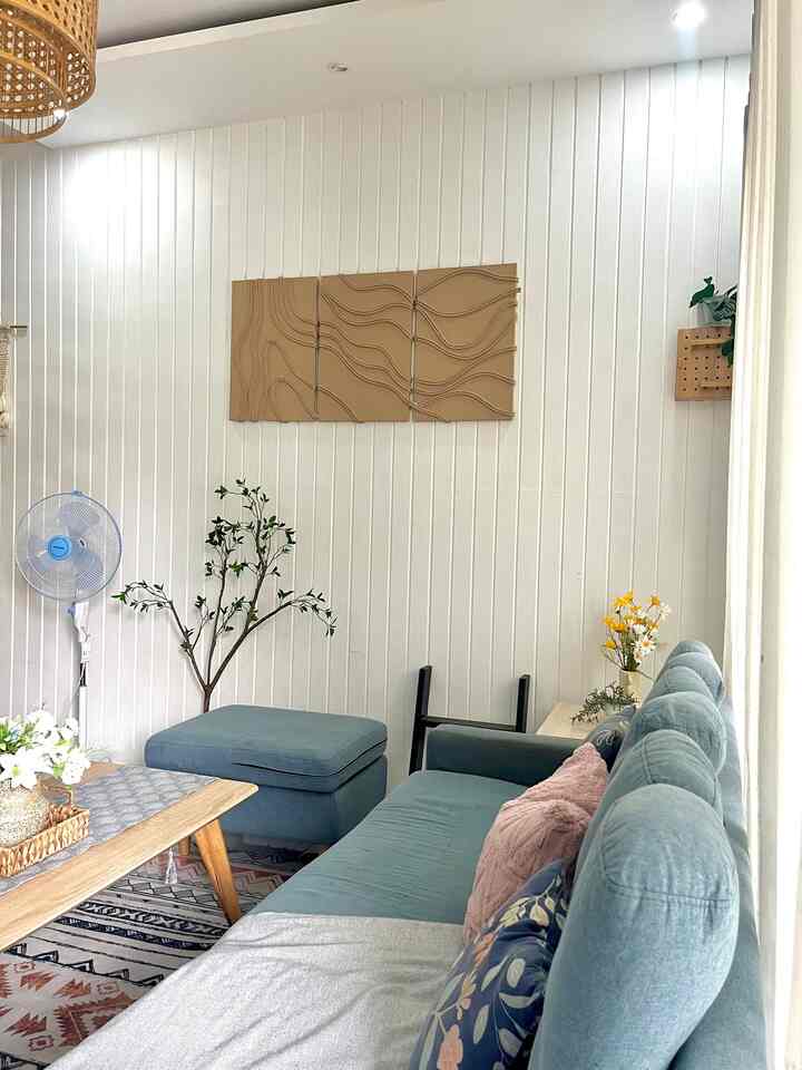 Living Room  Minimalis 

Yang aku suka dari living room ini adalah dindingnya. Dinding motif garis vertikal material hmr dengan cat berwarna putih memberikan kesan clean dan minimalis.
Tips jika menggunakan hmr wall batten sebelum di cat treatment dulu dengan anti jamur semua permukaannya. Gunakan cat premium dengan anti jamur dan virus. Aku pakai cat yang mudah di lap dan bersihkan.

#InspirasiLivingRoom #LivingRoomMinimalis 
#WallBatten #CatEasyWash #BungaKrisanArtificial #LampuGantungVintage #ScandinaviaLivingRoom

