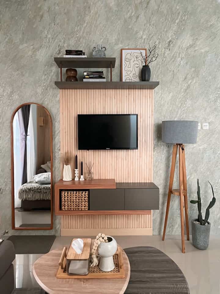 Latest update about tv area. Masih menjadi wishlist untuk mengganti art object & juga menambah pot rotan di sisi kiri tv. Masih bertahan dengan lantai granit karena ruangan ini menjadi 1 dengan dapur dengan konsep open space. Dimana dapur kurang rekomen pakai lantai vinyl karena akan cepat bernoda bekas masak-masak. So, see you in season 9 yaa tetangga. 🥰🤎

#TVArea #BackdropTV #MarmerUPVC #WPCPanel #StandMirror #StandLamp #ArtObject #Vase