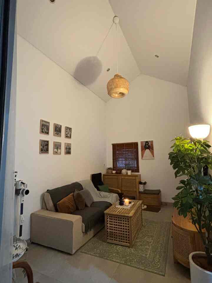 Living room 5x3m sore hari.

Karena akhir akhir ini cuaca sudah mulai sering hujan, begini kondisi living room saat sore hari kita selalu menyalakan candle untuk menambah wewangian di ruangan. 

selain candle kita juga menambahkan reed diffuser untuk menambahkan wewangian di livingroom ini, living room ini kalo sore hari kita suka pakai untuk kumpul keluarga di ruangan mini ini.

semoga menginspirasi🤍

#livingroom #livingroommini #livingroomarea #mejatamu #mejaruangtamu #tablelivingroom #livingroomtable #sofakivik #kiviksofa #mejatv