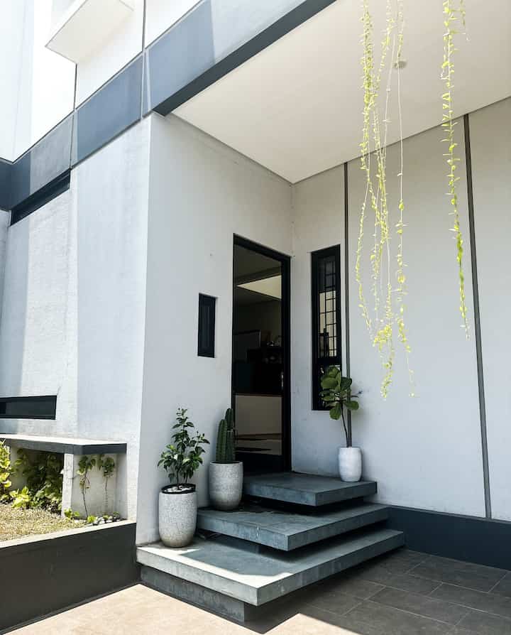Area entrance casaaksadaru 
Pintu utama ini sengaja agak ke dalam dan tidak menghadap langsung ke pagar depan. Memberikan kesan lebih save dan ada privasi pemilik rumah. Kami juga memakai smart lock door agar lebih aman lagi. Agar tetap estetik dan memberikan kesan fresh, jangan lupa anak anak ijo untuk depan rumah. 

Semoga bisa menginspirasi ya 

#PintuUtama #AreaEntrance #PotTeracota #tangga #TanamanIjo #SmartLockDoor #Casaaksadaru