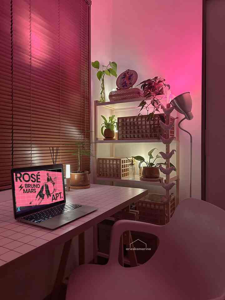 Permainan lighting di suatu ruangan menurutku penting, karena bisa membangun mood yang berbeda. Itu sebabnya aku menggunakan RGB smartlight bulb jadi mudah bermain dengan warna-warna lighting yang berbeda-beda setiap saat. Penambahan lampu-lampu kecil pun jg menambah estetika tersendiri.


#lightinginspiration
#smartlighting
#ikea
#nightvibes
#workspace
#desksetup