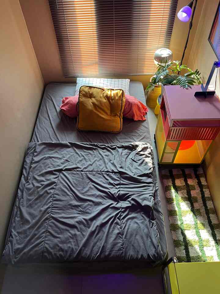 Dulu, kamar ini hanyalah ruangan kosong yang penuh dengan barang-barang tak terpakai. Tidak pernah terpikir kalau suatu hari ruangan ini akan berubah jadi tempat yang nyaman untuk istirahat. Perlahan, mulai menata ulang, merenovasi, membersihkan, dan menambahkan dekorasi sederhana untuk membuat suasananya lebih hangat. Sekarang, setiap sudutnya punya cerita dan jadi tempat favoritku di rumah. Kalau kamu, gimana ceritamu menemukan rumah/tempat tinggalmu sekarang?  🏡💙✨

#CatRumahMinimalist
#MiniHouseTour
#CeritaRumahku
#HomeMakeOver
#CeritaKamar
#KamarImpian 
#DariKosongJadiNyaman 
#CozySpace
#MyHomeStory