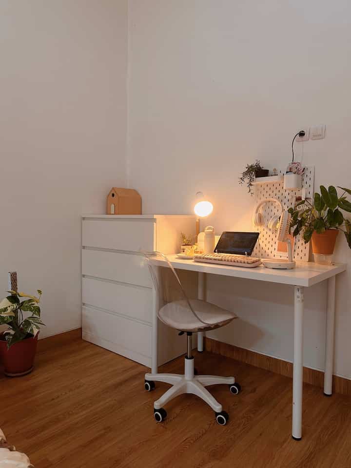 Cozy desk set up 🫶🏻

Meja kerja yang simpel tapi estetik dan nyaman. Meja kerja ini dibikin “seringan” mungkin biar ga terlalu kaku pas lagi kerja. Selain itu, meja ini sering aku jadiin buat tempat netflix-an, youtube-an atau santai-santai dengerin musik 🥰

#DeskSetup #MejaKerjaMinimalis #MejaIkea #InspirasiMejaKerja #Ikea #HomeOffice