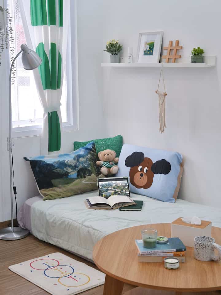 Meskipun saya tidak memilih rumah ini, saya telah menemukan cara untuk menciptakan ruang saya sendiri di dalamnya🌿✨

Tumbuh besar di sini telah memberi saya banyak waktu untuk membuat ruang ini terasa seperti milik saya sendiri. Dua tahun lalu, rumah ini direnovasi total termasuk kamar saya: dinding baru, tata letak baru, semuanya. Sejak saat itu, saya menambahkan sentuhan pribadi sedikit demi sedikit, membentuknya menjadi ruang yang benar-benar mencerminkan diri saya. Ketika kenangan lama bertemu dengan kenyamanan baru, itu mengingatkan saya bahwa 'rumah' adalah tentang berevolusi dengan tempat yang selalu Anda kenal. 🏡🩵

#Minihousetour #ceritarumahku #dalkomspace #sarungbantal #lampulantai #rakambalan #coffeetable #adjustabledesk #kursikantor #mejasamping #tiraijendela #bantalkursi #rakbesiserbaguna #deckingtiles