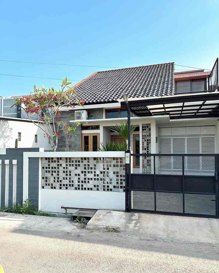 Cari tanah = Cari jodoh why ?

Karena sampe dapat yg bener2 sreg emang nggak gampang.

Sebetulnya tanah yang sekarang kami bangun dan tempati bukan tanah yang kami incar dari awal.
Tanah pertama yg kami incar ada di jalan sebelahnya, lebih luas tapi saat survey dan ketemu dengan pembeli nego harga masih belum diperbolehkan sedangkan uang kami masih kurang sedikit. 

Saat itu kami sempet down tapi dijalan pulang ketemu sama orang baik yang entah datangnya dari mana ngasih tunjuk kalo di jalan sebelahnya ada lagi tanah yg mau dijual, kami langsung cek ternyata lokasinya lebih strategis.
Begitu yang punya tanah di telfon sama paksu, kita main ke rumahnya dan di nego alkhamdulillah langsung deal.

Setahun kemudian, tanah ini mulai kami bangun. Sedikit-demi sedikit kami mulai belajar tentang pembangunan rumah supaya hasil dan progresnya sesuai dengan apa yang kami harapkan.

Kadang jodoh itu bukan yang paling diinginkan, tapi yang paling nyaman untuk kita. Percayalah Allah sudah menyiapkan segala sesuatu yang terbaik buat kita.

#catrumahminimalis #kanopibesi #pagarroster #warnacatexterior #carpotandesit #pagarindustrial #patio #rumahindustrial #pagarcomwood #MiniHouseTour #CeritaRumahku