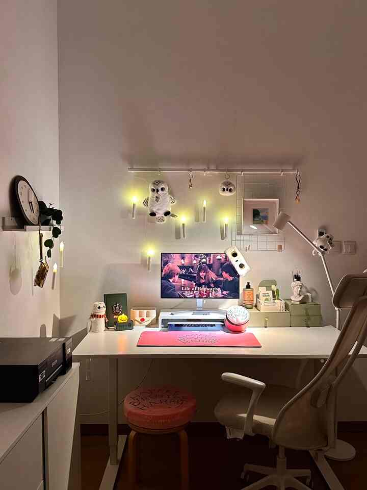 As a true HP fan and book lover, pas banget Miniso baru-baru ini kolaborasi sama Harry Potter! Begitu lihat koleksi mereka, langsung excited dan ended up dengan beberapa barang lucu-lucu ini. Halloween kemarin, aku dekor area workdesk-ku jadi Harry Potter-themed, mau bawa vibes dunia sihir ke meja kerja ceritanya😂 Eh tapi bukannya jadi makin semangat kerja, malah jadi pingin rewatch filmnya buat kesekiannnnnnnnn kalinya🥲🥲
But really, these little things bring so much magic into my working space!🪄✨🧙🏼‍♀️💫

#dekorasiruangkerja #dekorasihalloween #halloweenthemed #harrypotter #workingdesk #workingspace #dalkomspace