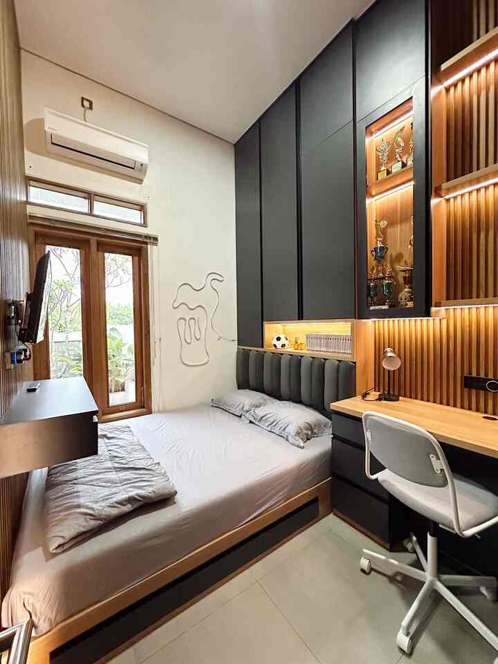 Kamar anak yang sengaja nggak kami desain anak-anak biar lebih long lasting ceritanya 😁

Ukuran kamarnya nggak begitu luas 
3,5 x 2,5 m jadi kami lebih milih pakai desain interior supaya setiap sudutnya bisa dimaksimalkan untuk kabinet penyimpanan.
Nggak apa harus menunggu sedikit lama nahan untuk beli furniture ini dan itu supaya setiap sudut ruangnnya menggunakan interior design.

Alasan lainnya adalah rumah ini nggak ada gudang, penggunaan storage penyimpanan sangat memudahkan kami untuk menyimpan barang di rumahnya masing2 selain itu rumah juga akan terlihat lebih rapih dan clean ✨

#kamaranakminimalis #kamarminimalis #interiorkamar #kidsbedroom #interiorruangbelajar #kamartiduranak 