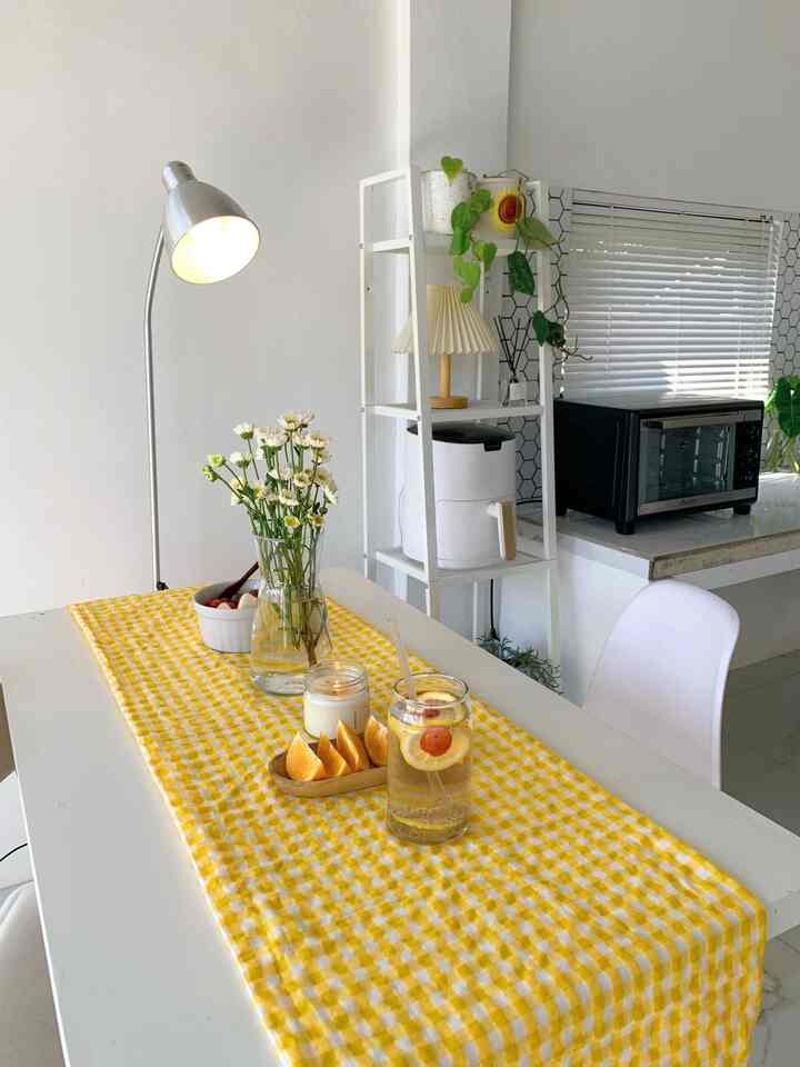 Perjalanan panjang untuk menemukan ‘Rumah’

Jadi kami sekeluarga (ortu, kakak, abang, aku, dan adek) tinggal diruko selama 12 tahun. Karena ruko itu hanya memiliki 1 kamar saja, jadi untuk kenyamanan dan keamanan ruko tersebut disekat dengan triplek.
Barulah di tahun 2023 kami diberikan rezeki dan kemudahan untuk bangun lantai dua ruko tersebut. Jadilah seperti sekarang ini. 

Walaupun tergolong lama membangun/menemukan ‘Rumah’ ini, tapi kami benar-benar memperhitungkannya, mendesain sendiri sesuai keinginan dan kebutuhan. Dengan badget yang terbatas dab sekarang jadilah ‘Rumah’ impian kami. Walaupun setelah setahun berlalu kami masih menyicil interior karena keterbatasan tersebut. But, masyaAllah selalu bersyukur kami bisa sampai di tahap ini. 

#Rumahimpian #kamartidur #dapur #rak #lantaikamar #standingmirror #vennetianblind #mejabelajar #raksekat
#MiniHouseTour #CeritaRumahKu