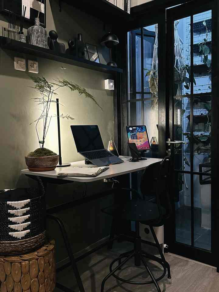 Siapa disini yang suka kerja sampai larut malam? 
Kalian yang punya pekerjaan kreatif atau deadline ketat. Biar makin nyaman, bikin suasana meja kerja jadi warm itu penting banget loh. Jadi sebaiknya: 
Gunakan Warna Hangat, Pakai lampu meja dengan cahaya yang nggak terlalu terang, 
Tambahkan tanaman kecil untuk suasana segar,
Pilih kursi dan meja yang nyaman.
Dengan suasana yang cozy, inspirasi bakal lebih mudah datang, semoga bermanfaat. 

#KerjaNyaman #InspirasiKerja #MejaKerjaWarm #ProduktifitasTinggi