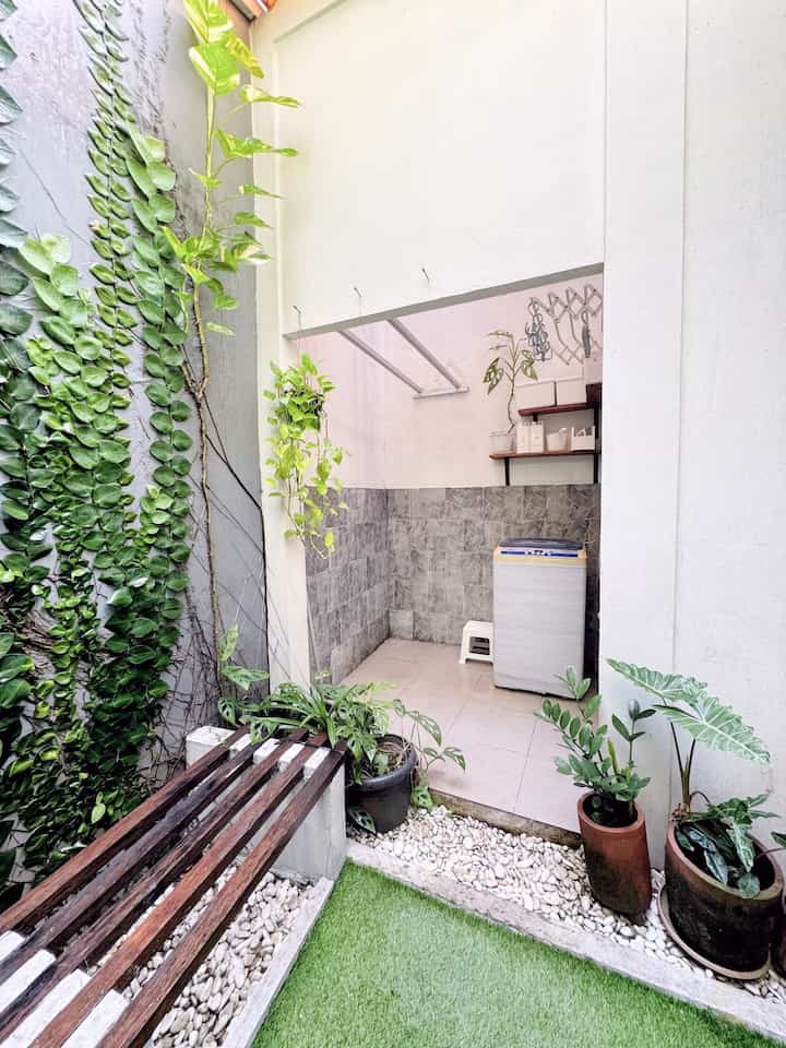 ✨ Laundry Room ✨

Ruang kerjanya ibu-ibu selain di dapur 😂
Letaknya persis di sebrang kamar tidur, jadi bagian backyard. Jadi kalo buka pintu besar di kamar bisa leha-leha liatin taman sekalian liatin jemuran 🤣
Ukurannya cuma sekitar 160x160 cm, tidak terlalu luas, tapi sudah cukup untuk menampung mesin cuci sekaligus area menjemur.
Tetap bertema warna netral putih-abu-hitam-kayu dan dipermanis dengan tanaman hidup, supaya terlihat menyatu dengan backyard, cuma sayang ini mesin cuci ada biru-birunya 🤣
Badan mesin cuci aku lapis dengan wallpaper motif kayu warna abu-abu supaya matching, karena warna aslinya putih sudah menguning karena sudah 9 tahun lebih.
Di sini juga memakai ambalan untuk meletakkan botol-botol sabun dan storage, karena pernah ada rak yang standing tapi malah jadi sempit, akhirnya kami berdayakan tembok untuk ambalan saja.
Supaya senada, botol dan storage di ambalan juga berwarna putih, tapi tetap low budget karena storagenya pakai ex box ice cream, ehehehe estetik gak harus mahal kan? 😌

#LaundryRoom
#LaundryRoomMinimalis
#DekorasiLaundryRoom
#KeramikBatuAlam
#CatExterior
#KeramikKasar
#KeramikMotif
#WallpaperDinding
#WallpaperAesthetic
#DIY
#AmbalanKayu
#StorageAesthetic
#BotolSabunAesthetic
