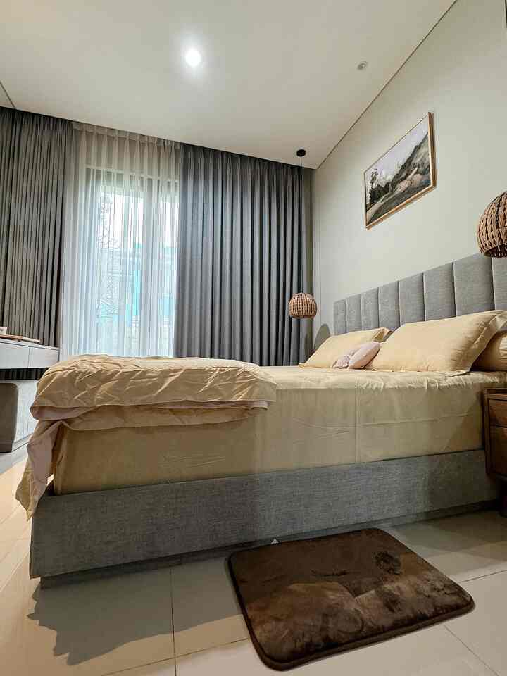 Gloomy day POV from my bedroom🤎

Moodbooster ga sih kalau habis ganti sprei bedcover tuh?! Kl aku sih iyaa bgt! Ibaratnya kayak nuansa baruuu semangat baru lagi hihi
 
Semangat ya semua🫶🏻

#CatRumahMinimalis #WarnaCatRumah  #CatLuarRumah #WarnaCatKamar #Cat #Bedroom #MasterBedroom #KamarTidur #KamarTidurUtama #Bedcover #LampuGantung #LampuRotan #HiasanDinding #PiguraDinding #LukisanDinding #asthetic 