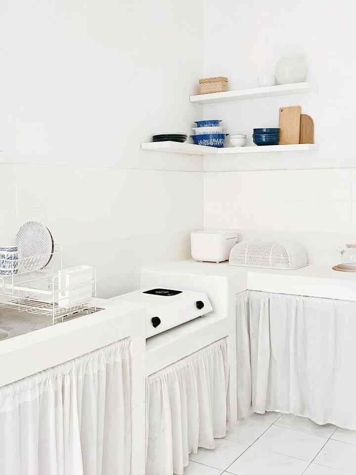 Salah satu sudut di dapur. Masih menggunakan dapur bawaan rumah lama, hanya makeover sedikit dengan repain dinding, keramik, dan kompor. Juga menambahkan ambalan di atasnya untuk storage tambahan dan elemen dekorasi agar senada antara ruangan satu dengan yang lain 🤍

#RumahLama
#Bandung
#RumahMinimalis
#Coastal
#WarnaCatRumah
#LowBudgetDecor
#CatRumahMinimalis
#DapurPutih
#WhiteKitchen
