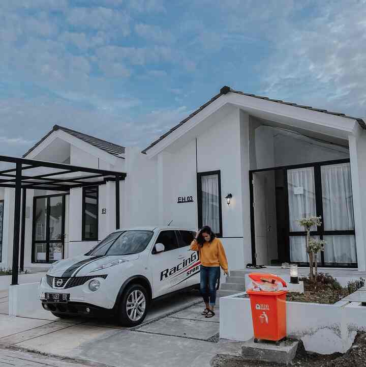Nyatanya mencari rumah idaman sama seperti mencari jodoh. banyak yang harus di seleksi, di pikirkan matang-matang hingga sampai jatuh cinta dan menemukan yang klop di hati. 

saya dan suami hanya sekali survey, wah herannya kami berdua langsung tertarik karna lingkungannya bersih, konsepnya minimalist modern cocok untuk kami pasangan muda. akses ke tol dan tempat hiburan juga tidak jauh. yang paling utama sih sebetulnya harga rumah ini ya, bersyukur sangat tepat dengan keuangan kami saat itu. 

Biarlah dalam rumah kecil nan mungil ini kami belajar bertumbuh bersama membina bahtera rumah tangga yang sesungguhnya. walau banyak sekali yang harus kami isi dan rapihkan tapi perlahan semua akan terwujud sesuai kebutuhan kami. 

Terima kasih rumah kecil kamu akan menjadi cerita untuk kami dimasa mendatang 🤍


#ceritarumahku #rumahidaman #rumahimpian #rumahminimalist #minihousstour 


