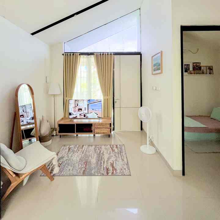 Gimana caranya membuat rumah kamu makin terlihat estetik ? berikut beberapa tips dari aku : 

- memilih colour platte yang tepat misalnya earth tone, pastel atau natural yang mana ini akan sangat membantu untuk mengatur ruangan agar lebih estetik 
- Perabotan yang sesuai, jangan sampai memilih perabotan yang ukurannya tidak sesuai. kalau konsep yang diusung minimalis, maka lebih baik perabotan yang kamu pilih juga mempunyai konsep yang sama. 
- Pilih karpet yang tepat agar estetika pada ruang tamu makin terlihat, kamu bisa menambahkan karpet yang cantik. Tapi, pastikan ya kamu memilih motif hingga ukuran karpet yang tepat hindari corak motif yang berlebihan. 
- Temukan tema dekorasi, tentunan tema dekorasi yang ingin diaplikasikan pada ruang tamu. Misalnya, tema minimalis, vintage, atau skandinavia. Dengan menentukan tema dekorasi, saya jadi lebih mudah memilih perabotan dan aksesoris dalam rumah. 


#rumahminimalist #inspirasirumah #rumahimpian #ruangminimalist #ruangestetik #perabotanestetik #tipsrumahestetik 