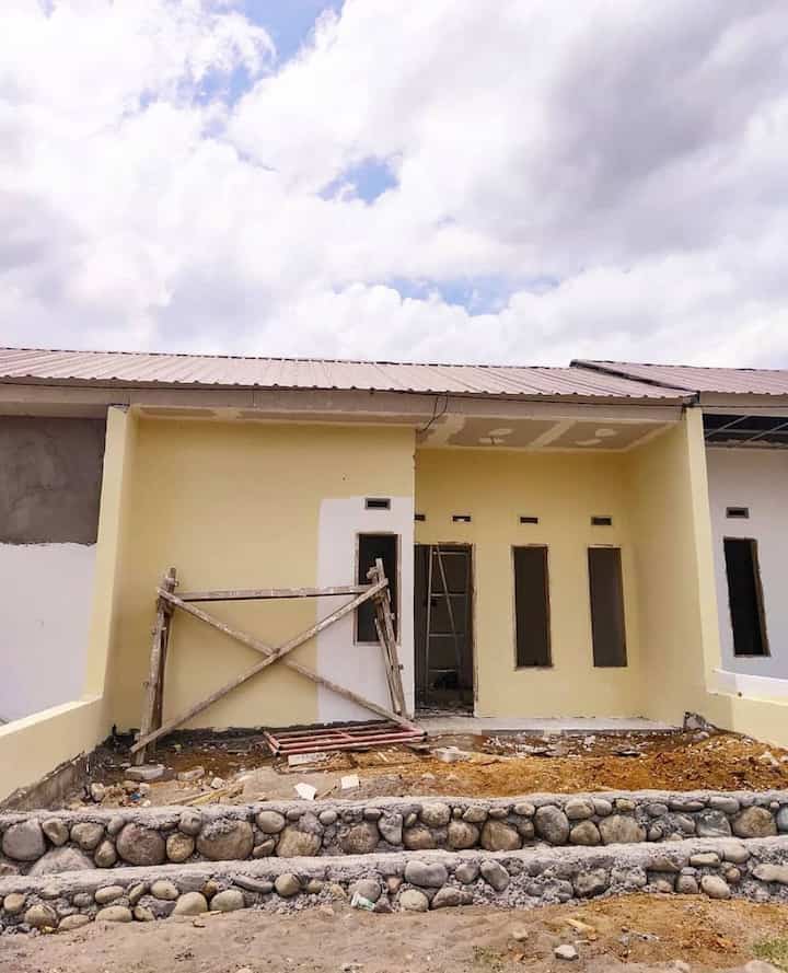 Hai tetangga Ohouse! Kali ini aku mau share bagaimana aku bisa menemukan dan menempati rumahku ini ☺️

Nah awalnya setelah menikah aku pengen banget bisa bangun rumah dari 0 karena sudah punya tanah pemberian orang tua dan lumayan untuk tabungan sudah ada hasil kerja beberapa tahun tapi qodarullah disamping jalan ke tanah yang ingin kami bangun ternyata ada perumahan subsidi baru yang sedang dibangun juga dan masih beberapa rumah, terpikirkan pada saat itu juga untuk mengambil 1 unit di perumahan tersebut.

Setelah 3 bulan nunggu rumahnya dibangunkan kami langsung pakai uang tabungan untuk renov dikit2, butuh hampir 4 tahun untuk menjadikan rumah subsidi yg kecil ini menjadi rumah impian aku dan suami, yg alhamdulillah sangat cukup untuk kami huni

Perabotan dll masih dicicil juga, awalnya ada 2 kamar dirumah ini tapi kami bobol untuk diperluas menjadi rumah yg berkonsep open space, dari teras dindingnya dibobol sampai tembus ke dapur, ini menjadikan rumah subsidi ini lega dan lebih banyak bukaan untuk cahaya masuk dan sirkulasi udara jg banyak.

Sementara rumah ini masih berproses terus tapi alhamdulillah sudah sangat cukup untuk di dekorasi dan menjadi tempat tinggal yang nyaman 😇🥰

#rumahimpian #rumahsubsidi #rumahidaman #rumahku #rumah #rumahnyaman #rumahmungil #rumahkecil #rumahopenspace #openspace #teras #dapur #ruangtamu #renovasirumah #minihousetour #ceritarumahku