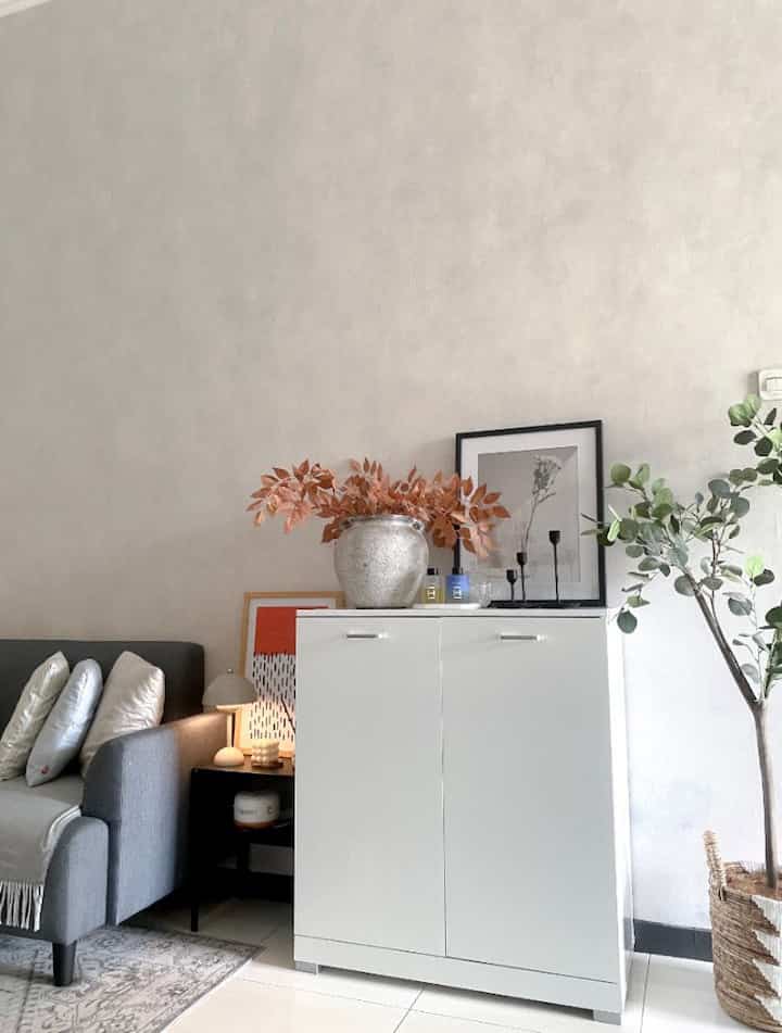 Hampir semua dinding yang ada di rumah menggunakan wallpaper atau wallpanel. Alasannya, karena dinding di rumah tidak rata dan beberapa diantaranya memang lembab sehingga kami putuskan untuk menggunakan wallpaper, Jenis jenisnya adalah wallpaper dan wallfoam di area living room, wallpanel PVC di area dining room dan kertasive di area depan kamar mandi 

#openspace #livingroomdesign #ideruangtamu #rumahopenspace #rumahminimalis #dekorasiruangtamu #wallpaper #wallpaperestetik 