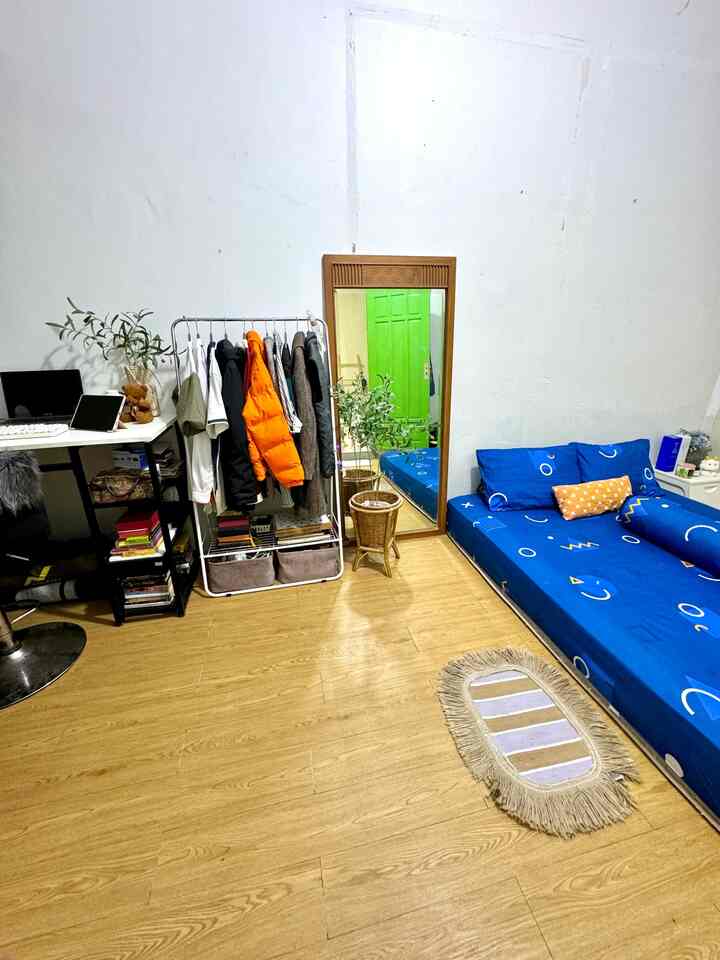 Hai tetangga Ohouse! Ini penampakan kamar utama dan jadi satu-satunya kamar dirumah ini😊

Kamar utama ini adalah ruang tamu sebelum rumah di renovasi, karena dulu kamar ukuran 3x3m dan ruang tamu sebelum di renovasi ukuran 3x5m, setelah direnovasi ruang tamu ini akhirnya dijadikan kamar agar ukurannya jauh lebih luas dan lebih lega, barang dan printilan akhirnya tidak begitu menumpuk setelah kamar berpindah kesini. 
Penataannya kamar ini sementara masih minimalist, aku nantinya akan menggunakan pilihan warna hijau sage, putih dan coklat untuk tone di kamar ini 🥰

#kamar #kamarmungil #kamarkecil #inspirasikamar #cattembok #cathijau #catdinding #lantaivinyl #vynil #ruangkerja #kamaridaman #dekorasikamar