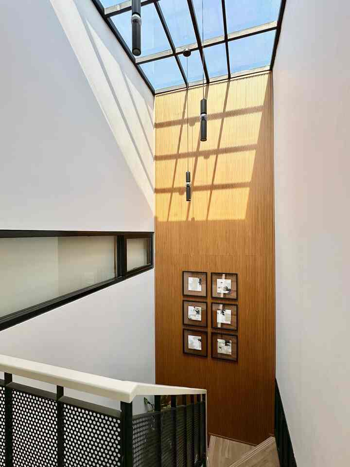 AFTER-BEFORE transformasi dinding tangga dengan skylight ✨
Dinding yang polos dan monoton, bisa diubah menjadi estetik dan jadi focal point di area tangga. Aku tambahkan wallpanel warna kayu teak, ditambah tanaman hias diujung pojokan tangga, buat pemanis dan menambah focal point ruangan ku tambahkan frame yang disusun vertikal memberi kesan tinggi.

#homedecor
#tanggaestetik
#tanggarumah
#dekorasitangga
#homestyling
#wallpanelideas
#wpcdecor
#homestagram 
#inspirasitangga
#rumahdenganskylight
#rumahatapkaca
#modernindustrial
#stairinspo
#stairs