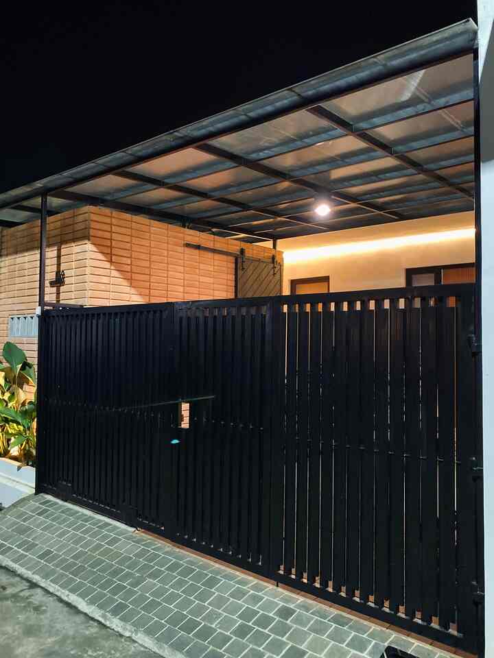 Setahun yg lalu, kami memutuskan untuk merenovasi rumah ini. 
Layout rumah hampir semuanya berubah.
Dari rumah standar developer seperti biasanya, lalu kami renovasi dengan bantuan arsitek.
Dengan menerapkan konsep open space, rumah ini terasa lebih nyaman dari sebelumnya. Adanya lantai mezzanine yang dijadikan master bedroom jg menjadi solusi untuk kami yang ingin menambah ruangan di lahan terbatas.

#InspirasiRumahMinimalis #InspirasiFasadIndustrial #WarnaCatRumah #LantaiRumah #InspirasiOpenSpace #LivingRoomMinimalis #KitchensetMinimalis #MiniHouseTour #CeritaRumahku
