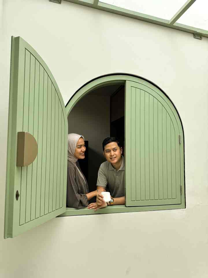 Bagaimana Kisah Kami Menemukan @zenhouse.id?

Ceritanya, Papaky ini kan anak keempat dari empat bersaudara. Nah 2 dari 3 kakaknya rumahnya ada di dekat rumah kami, jadilah Papaky cari tanah deket sini juga.

Dulu @zenhouse.id beneran berupa tanah, lalu pembangunan mulai dari 0.

Ketika cerita soal ini, kami berkesempatan untuk menengok lagi ke belakang bagaimana proses membangun itu berlangsung.

Banyak banget kenangannya. Hehe

Dari tiap minggu berkunjung ke site buat ngecheck progress, ngefotoin progress mingguan, mampir ke toko bangunan ini itu untuk check material, sampai akhirnya sekarang udah beneran jadi dan ditempatin. Perjuangannya bikin kami selalu merasa bersyukur karena udah sampai di titik ini. Bisa pulang ke rumah sendiri🖤🖤🖤

Btw @zenhouse.id ini tanahnya hitungannya masih terjangkau karena utk ukuran 96m2, harganya under Rp300,000,000 lalu kami bangun 66m2 juga under Rp500,000,000 jadi insyaaAllah masih di dalam batas kemampuan.

Menemukan tanah atau rumah yang cocok itu kayak jodoh. Banyak pertimbangan, tapi worth it untuk diperjuangkan.

MinZen doakan semoga yang belum menemukan rumah yang cocok bisa segera berlabuh dan yang sudah punya rumah sendiri, rumahnya semakin penuh berkah dan rasa syukur.

Last but not least, ayo intip-intip apa aja yang bisa dicheckout dan samaan kaya kami🖤🥰

Check out sekarang, check out sekarang🤣🤣🤣

#MiniHouseTour #CeritaRumahku #RumahTumbuh #RumahMinimalis #inspirasirumah #rumahanak #homeinspo #homedecor 