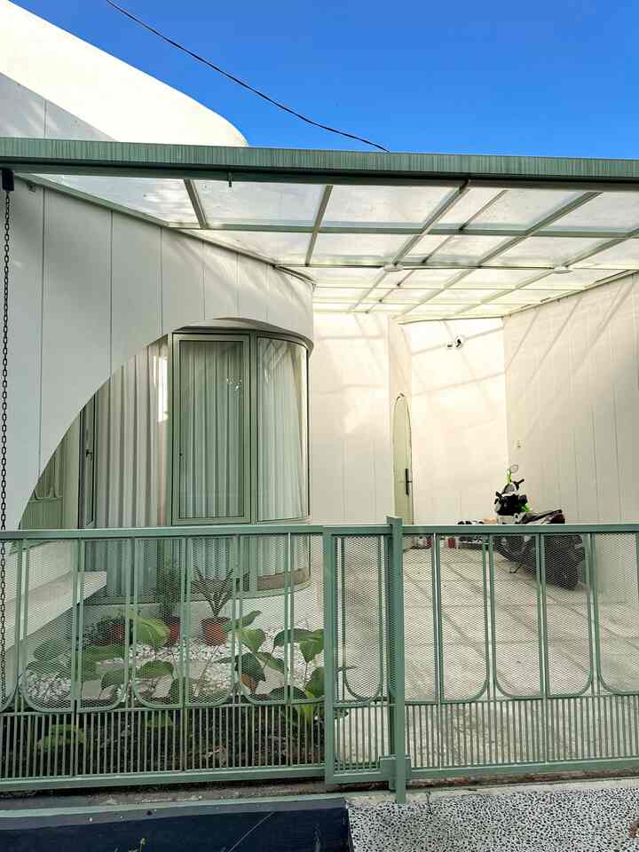 Carport @zenhouse.id awalnya modelnya gak begini loh guys, tapi untuk ngejar waktu pembangunan, akhirnya modelnya dibikin lebih simpel.

Cakep yaa tetepan dengan nuansa putih dan finishing semen yang dipoles bikin senada sama tone rumah.

Ada batu sikat juga sebagai pemanis di jembatan antara rumah dan jalan. Save dulu guys siapa tahu bisa menginspirasi. Btw dengan finishing seperti ini, ternyata bisa budget friendly juga loh😙

Lalu atap yang kami pilih juga polycarbonate yang ketika kena tetesan hujan emang agak kenceng efeknya cuma at the same time bisa bawa efek calming😂😂😂

Mamaca dan papaky yg emg suka hujan jadi makin nyaman buat stay at home, apalagi pas lagi hujan🥰

InsyaaAllah nanti kalo ada rezeki, taman depan ini mau dipercantik lagi. Hihi satu-satu kita rampungkan dan rapihkan lagi @zenhouse.id tercinta🥰😘

#atappolycarbonate #jembatanbatusikat #semenpoles #outdoor #carport #finishaci #acipoles #homeinspo #inspirasicarport #rumahminimalis #rumahestetik #rumah #homedeco #sagegreen #khaki #duluxcatylac #downlight #minigarden