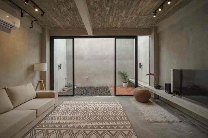 Nostalgia awal-awal rumah baru jadi.
Barang yang masih sedikit, dan masih banyak kosongnya.
Belum berasa “rumah”nya, karena terlalu show unit banget vibenya 🤣
#RumahIndustrial
#RumahTumbuh
#LivingRoomIdeas
#LivingRoomDecor
#DecorationIdeas
#RumahBrutalism